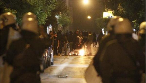 Σε πεδίο μάχης μετέτρεψαν οπαδοί το κέντρο της Αθήνας (video)