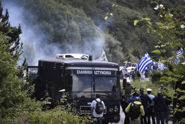 Πρέσπες: Τραυματίες και χημικά στο συλλαλητήριο κατά της «Βόρειας Μακεδονίας» | in.gr