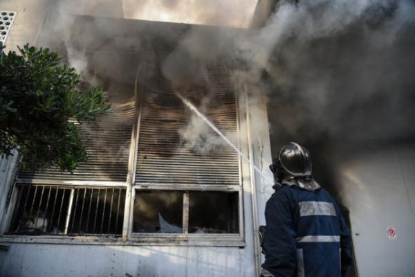 Περιστέρι: Υπό μερικό έλεγχο η φωτιά στην αποθήκη ηλεκτρικών ειδών (video)
