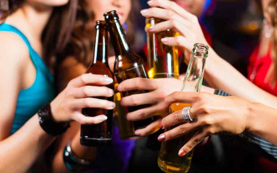 Τι κινδύνους εγκυμονεί το αλκοόλ το καλοκαίρι | in.gr