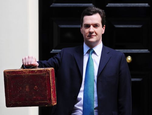 Περικοπές, μειώσεις μισθών, αύξηση της φορολογίας στον έκτακτο βρετανικό προϋπολογισμό