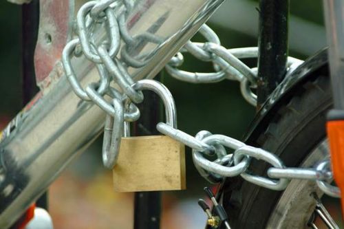 Συμβολική κατάληψη των δημαρχείων από εργαζομένους στους ΟΤΑ