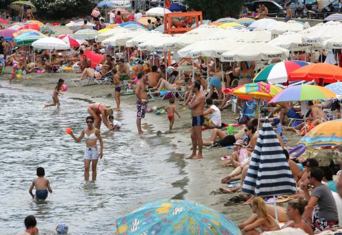 Σε κλοιό καύσωνα η χώρα το Σαββατοκύριακο, ανάσα δροσιάς από τη Δευτέρα