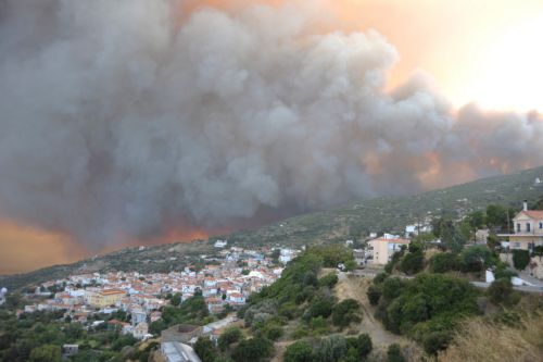 Υπό μερικό έλεγχο οι πυρκαγιές σε Σάμο και Αρχαία Νεμέα