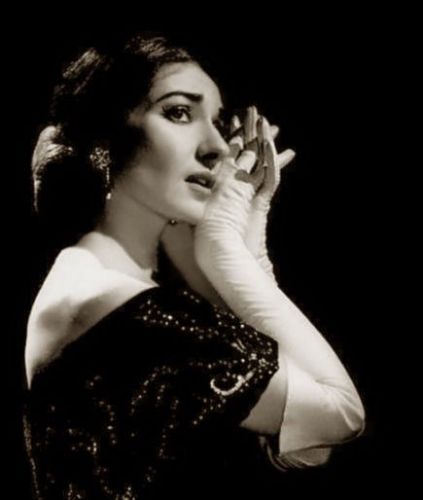 Ένα λουλούδι και ένα μήνυμα στο Ίντερνετ, στη μνήμη της Μαρίας Κάλλας