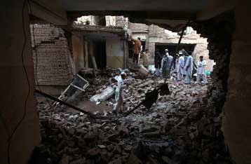 Νέα πολύνεκρη διπλή βομβιστική επίθεση έξω από αστυνομικό τμήμα στο Πακιστάν