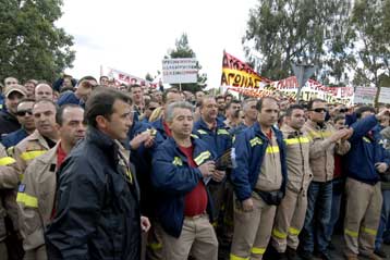 Συγκέντρωση συμβασιούχων δασοπυροσβεστών στο υπ. Προστασίας του Πολίτη