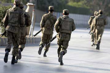 Δεκάδες νεκροί σε επίθεση σε τζαμί στο Πακιστάν