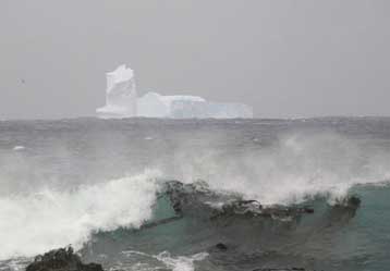 Γιγάντιο παγόβουνο από την Ανταρκτική «απειλεί» Αυστραλούς ναυτικούς