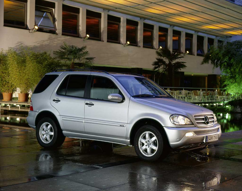 Το 2003 στην Ελλάδα η νέα Mercedes-Benz ML350 και η M-Class Inspiration