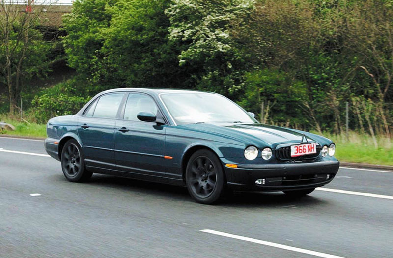 Βόλτες επί βρετανικού εδάφους για τη νέα Jaguar XJ8