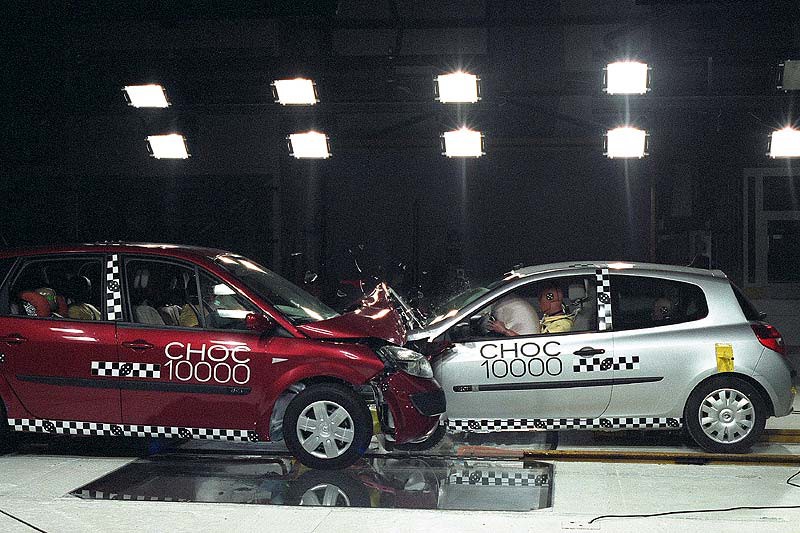 Η Renault έσπασε το φράγμα των 10.000 crash test