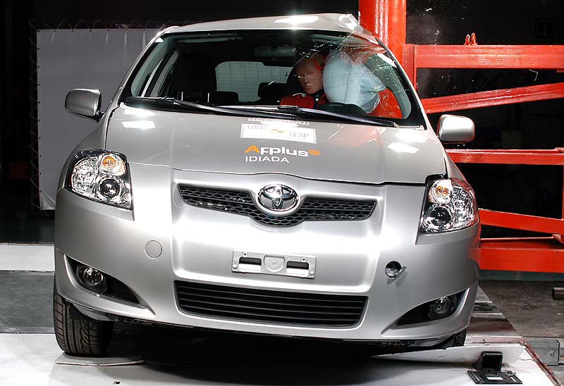 Πεντάστερα τα crash tests για Toyota Auris και Skoda Roomster