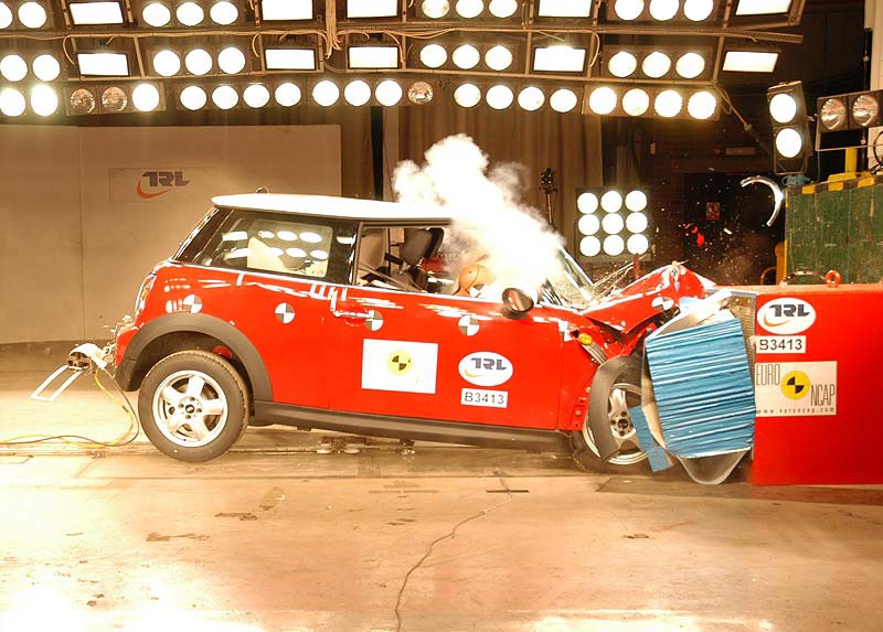 5 Αστέρια για τα ΜΙΝΙ Cooper και Peugeot 207 CC