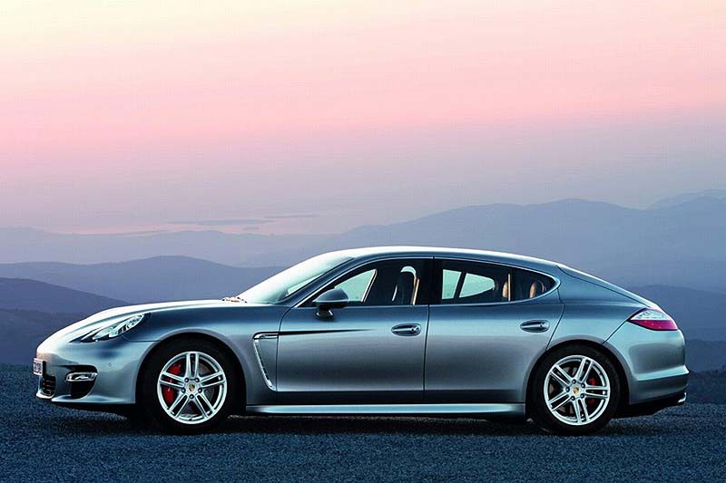 Οι πρώτες φωτογραφίες της τετράθυρης Porsche Panamera