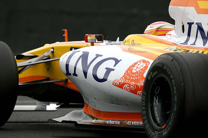 Δοκιμές Χερέθ, 1η ημέρα: Πτήση της Brawn GP, ατύχημα του F. Alonso