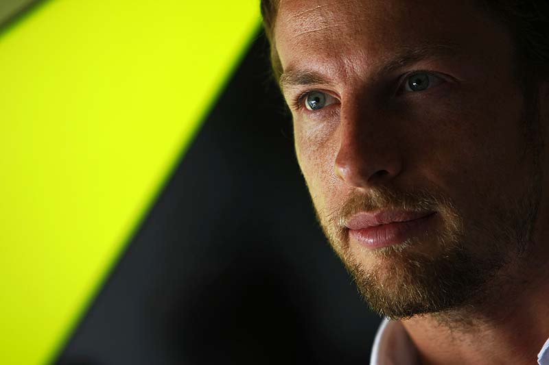 Ο πρωταθλητής Jenson Button υπογράφει στη McLaren