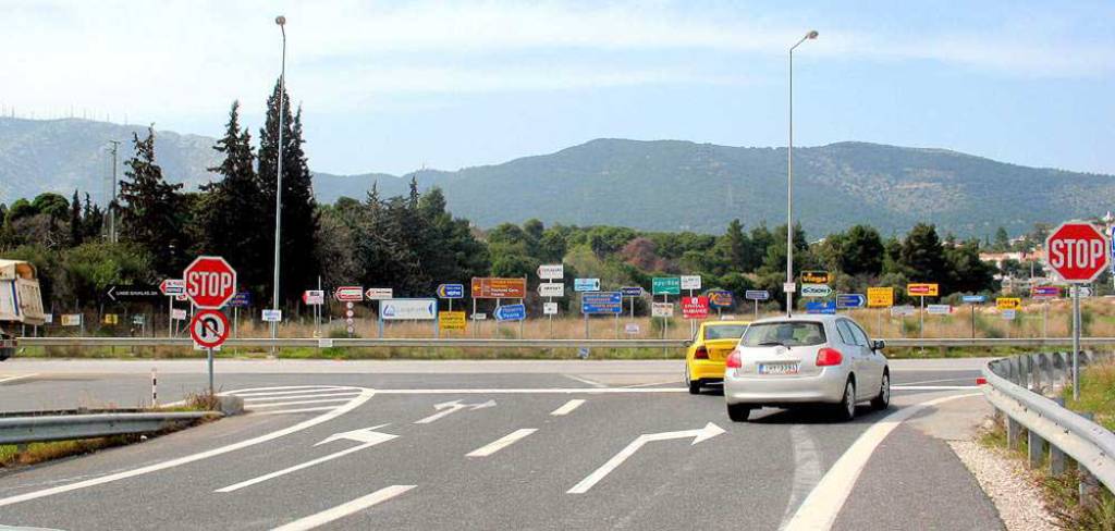 Παράνομες πινακίδες στην Έξοδο 17 της Ατικής Οδού