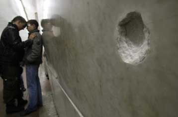 Ημέρα πένθους στη Μόσχα για τους 39 νεκρούς των επιθέσεων στο Μετρό