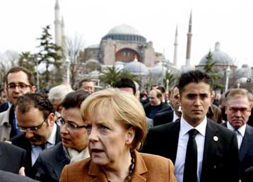 Στην Κωνσταντινούπολη με περισσότερα χαμόγελα τη Μ.Τρίτη η Μέρκελ