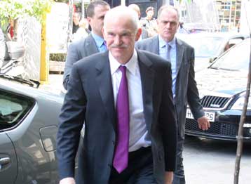 Στο υποκατάστημα του ΟΑΕΔ στο Περιστέρι ο πρωθυπουργός