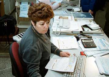 Έως και δύο μισθούς χάνουν πάνω από 600.000 δημόσιοι υπάλληλοι