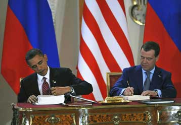 Ιστορική συμφωνία για τη μείωση των πυρηνικών τους όπλων υπέγραψαν Ομπάμα-Μεντβέντεφ