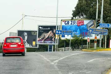 Και με καταγγελίες στο Διαδίκτυο το ξήλωμα παράνομων πινακίδων