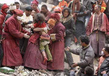 Επιζώντες αναζητούν στα συντρίμμια Θιβετιανοί μοναχοί, πολίτες και διασώστες στην Κίνα