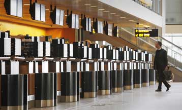 «Μπλακ-άουτ» στις πτήσεις στην Ευρώπη – Προς Nότο «ταξιδεύει» η ηφαιστειακή σκόνη