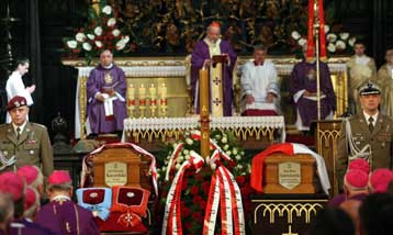 Το τελευταίο αντίο στον Λεχ Καζίνσκι είπαν χιλιάδες Πολωνοί