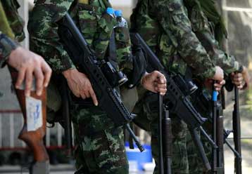 Στρατιωτικές δυνάμεις «κυκλώνουν» το εμπορικό κέντρο της Μπανγκόκ στην Ταϊλάνδη