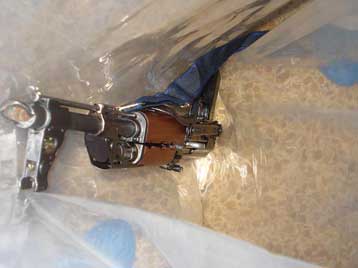 Στο «μικροσκόπιο» της ΕΛ.ΑΣ. τα τρία πιστόλια από τη γιάφκα της Κυψέλης