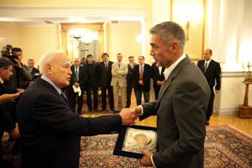 Οι ποδοσφαιριστές τίμησαν τον Πρόεδρο της Δημοκρατίας