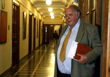 Σε συγχώνευση ή κατάργηση 75 φορέων του Δημοσίου προχωρά η κυβέρνηση