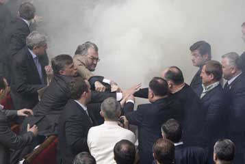 Επεισόδια μέσα στο Κοινοβούλιο της Ουκρανίας για την παρουσία του ρωσικού στόλου