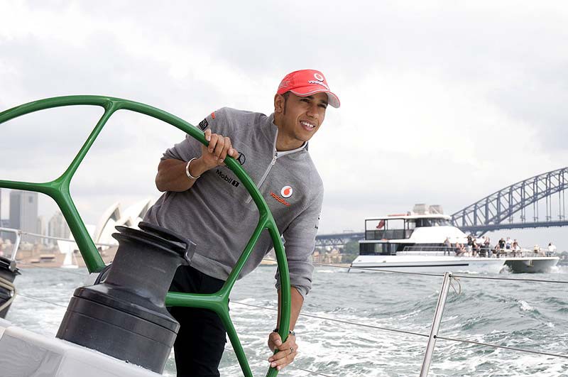 Ο Lewis Hamilton στο πηδάλιο ιστιοπλοϊκού στο Σίδνεϊ