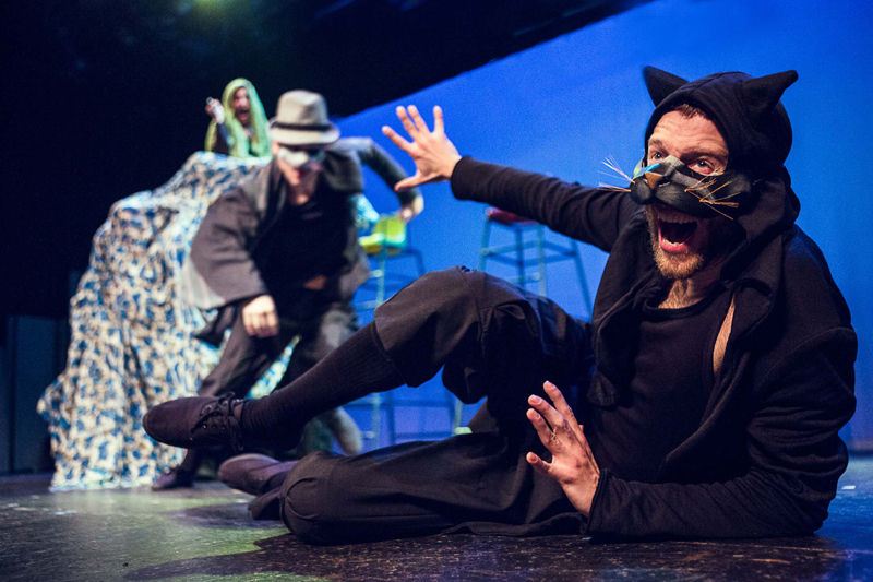 «Η τελευταία μαύρη γάτα» του Ευγένιου Τριβιζά στο Θέατρο Δημήτρης Χορν