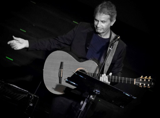 «Ένα χέρι από νερό»: Ακούστε το νέο τραγούδι του Γιώργου Νταλάρα