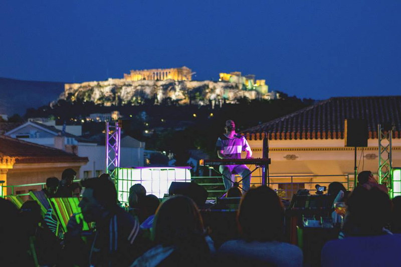 Συναυλία στην ταράτσα με φόντο το ηλιοβασίλεμα