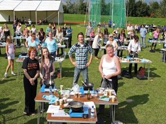 Bourdain, Oliver και Hay επιστρέφουν δριμύτεροι από 8/4 στην TV!