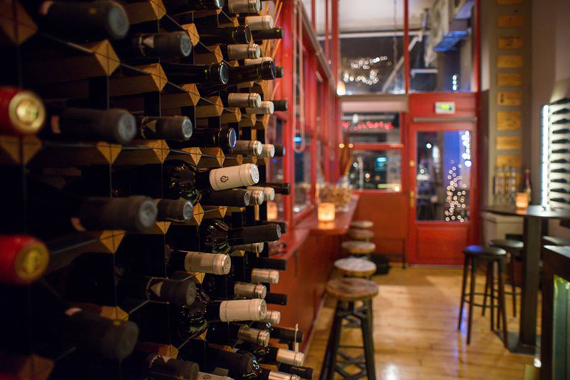 Wine Booth: Ένα νέο wine bar άνοιξε στην καρδιά της Αθήνας