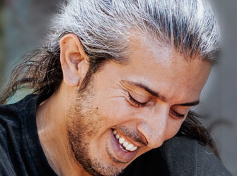 Ο Γιάννης Χαρούλης για μία βραδιά στο Θέατρο Δάσους