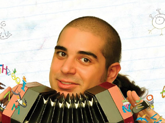 Συνέντευξη – Αλκιβιάδης Κωνσταντόπουλος: «Με μελέτη κι απομόνωση έμαθα πάνω από 10 μουσικά όργανα»