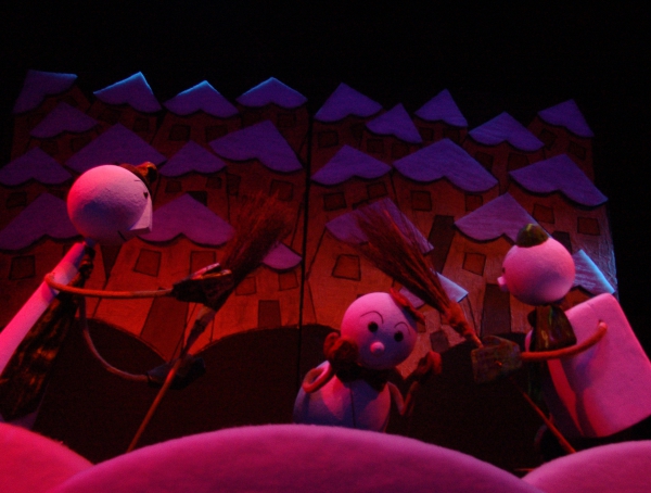 «Οι τρεις Χιονάνθρωποι» παράσταση με κούκλες και τεχνικές μαύρου θεάτρου