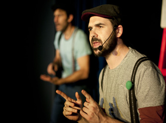 Ο Άγγελος Αγγέλου «ταξιδεύει» στις πιο αλλόκοτες χώρες για «χάρη των παιδιών»