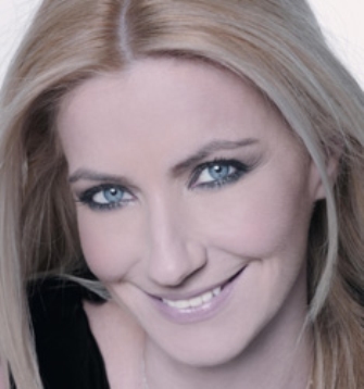 Μανώλης Λιδάκης, Μίρκα Παπακωνσταντίνου και Δημήτρης Πιατάς συνομιλούν με τη Μαίρη Αρώνη