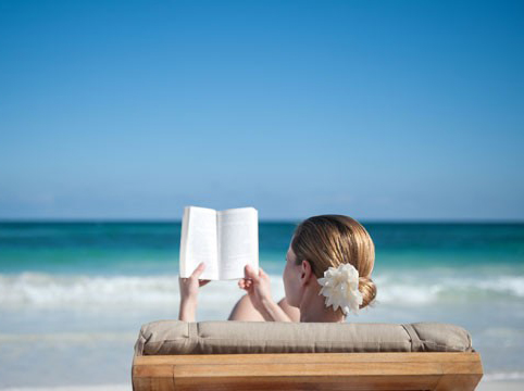 Καλοκαιρινές βουτιές συντροφιά με ένα καλό βιβλίο!