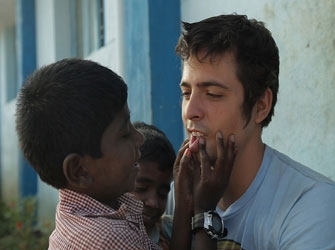 «Blood Brother” ένα ντοκιμαντέρ για πολλά χαρτομάντιλα στο Exile Room