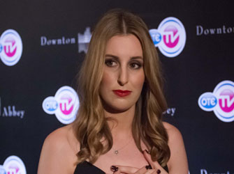 Downton Abbey: η Λόρα Κάρμαϊκλ μας ξεναγεί στον 5ο κύκλο